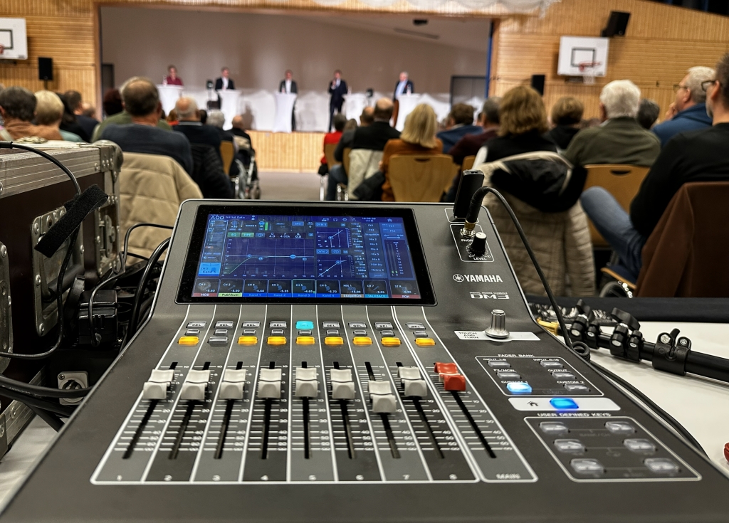 Sprachbeschallung bei einer Bürgerversammlung mit Podium und Publikum