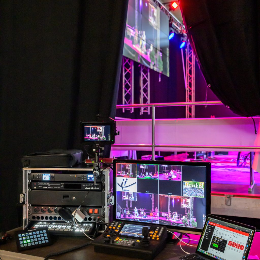 Videoregie zur Bespielung von Videowalls bei einer Bühnenveranstaltung mit Live-Video und Einspielmaterial. Zentrale Videowall auf der Bühne im Hintergrund
