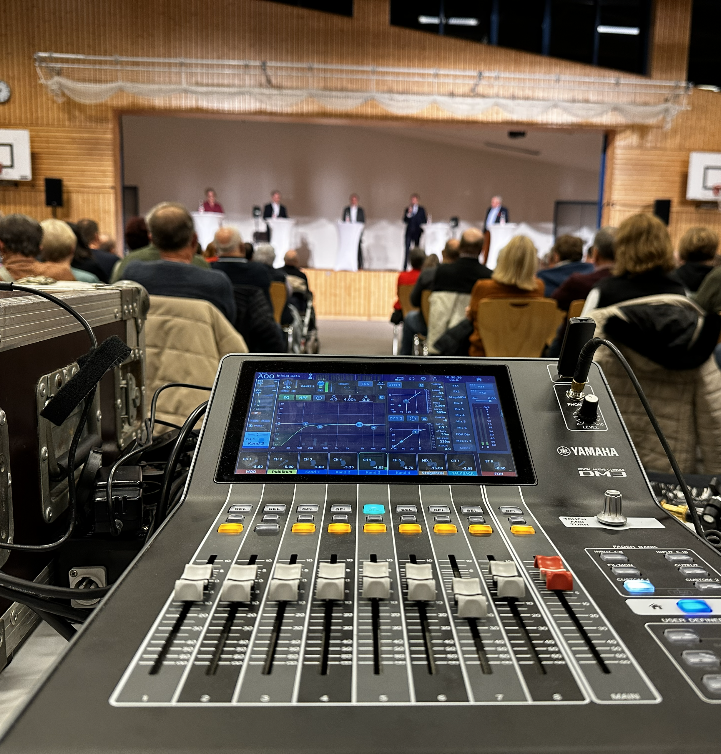 Sprachbeschallung bei einer Bürgerversammlung mit Podium und Publikum