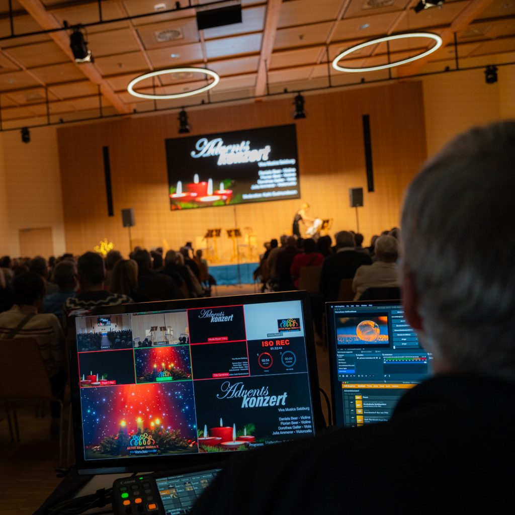 Blick von der Live-Videoregie aus auf die LED-Wall über der Bühne.