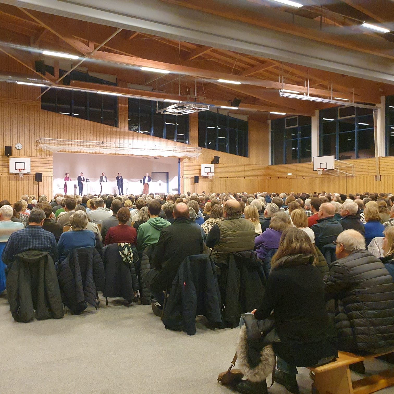Präzise Sprachbeschallung für eine Podiumsdiskussion in einer Mehrzweckhalle in Velden 